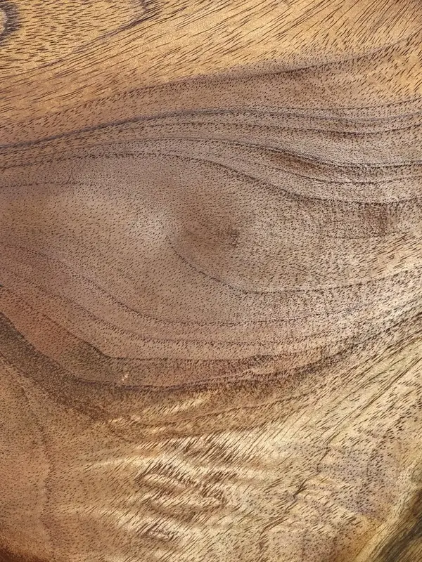 Close in on toon in Kaleb’s platter: red-brown heartwood with a ripple of figure